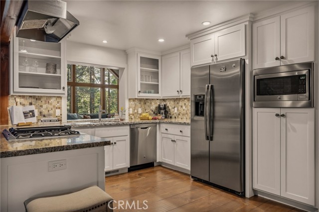 Detail Gallery Image 4 of 38 For 27902 Squirrel, Lake Arrowhead,  CA 92352 - 3 Beds | 2 Baths