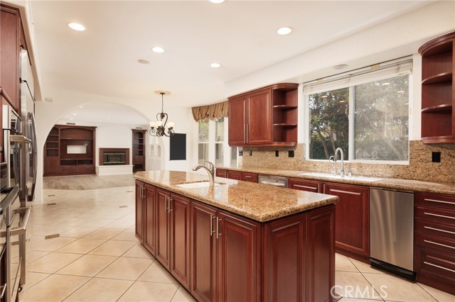 6471 Frampton Circle, Huntington Beach CA: https://media.crmls.org/medias/112bcd06-e7b9-4454-9bac-5f6c2bade48e.jpg
