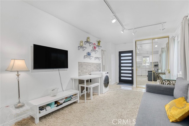 20200 Clark Street, Woodland Hills CA: https://media.crmls.org/medias/112ce52a-3185-4df8-8f95-156a1fb2e98d.jpg