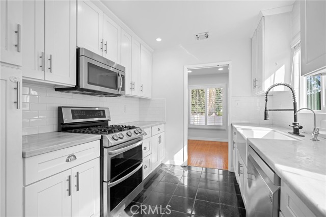 Detail Gallery Image 12 of 30 For 6637 Capps, Reseda,  CA 91335 - 3 Beds | 2/1 Baths