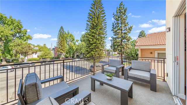 Detail Gallery Image 16 of 28 For 17154 Chatsworth St #3,  Granada Hills,  CA 91344 - 3 Beds | 2/1 Baths