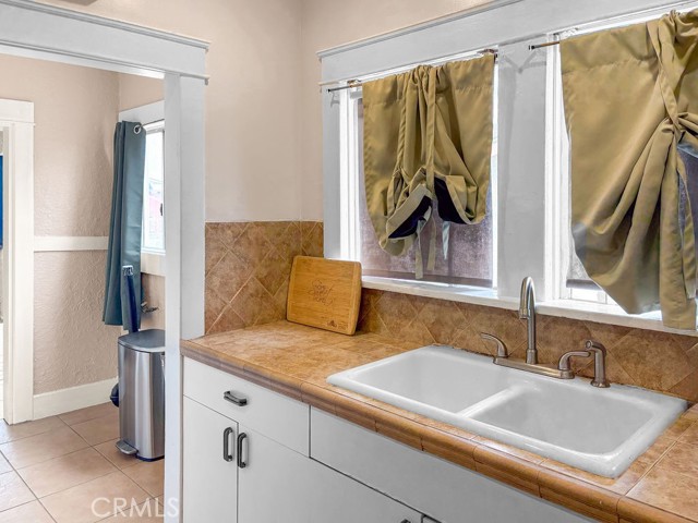 2820 E 6th Street, Los Angeles CA: https://media.crmls.org/medias/1131f4a1-dfc5-433d-aabd-4b2f569987f0.jpg