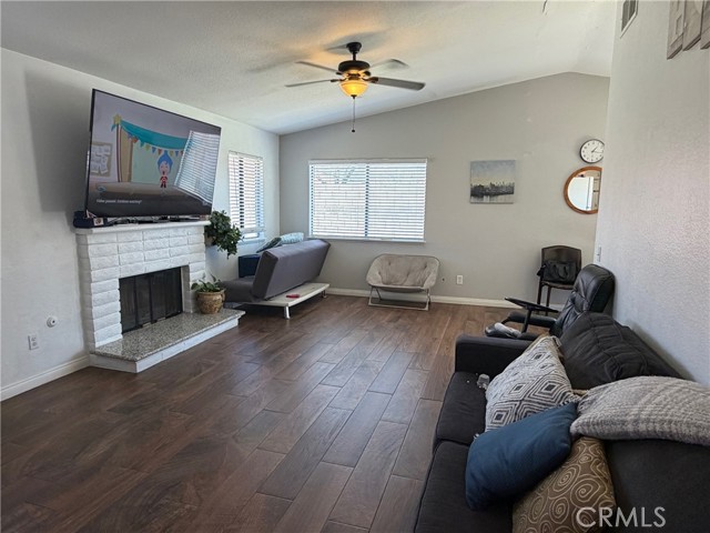 Detail Gallery Image 6 of 8 For 37112 Calle Amigo, Palmdale,  CA 93550 - 4 Beds | 2 Baths