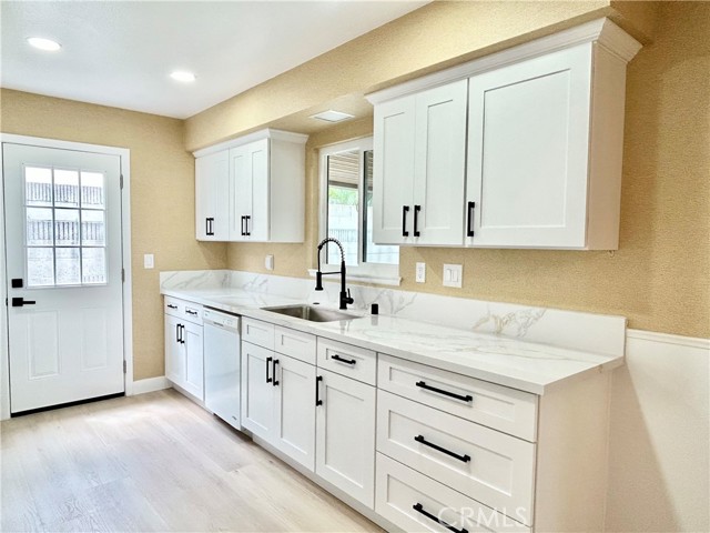 Detail Gallery Image 11 of 23 For 16501 Rhone Ln, Huntington Beach,  CA 92647 - 4 Beds | 2 Baths