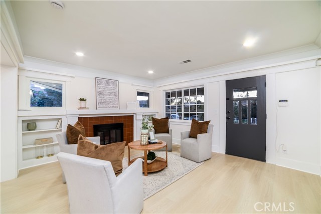 748 N Kenmore, Los Angeles CA: https://media.crmls.org/medias/11356349-244d-475a-9372-8c929b14d75a.jpg