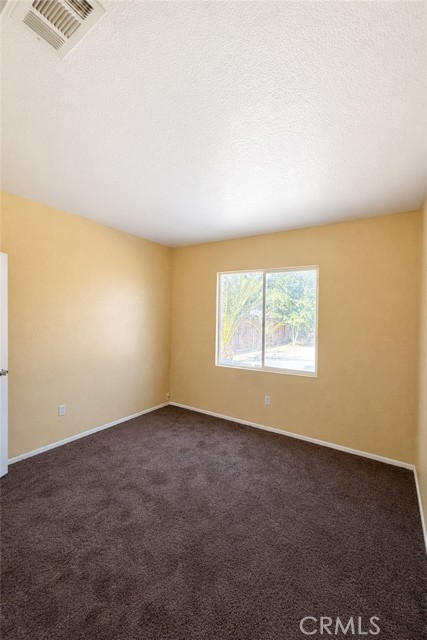 Detail Gallery Image 7 of 19 For 15082 Zircon, Victorville,  CA 92394 - 5 Beds | 3/1 Baths