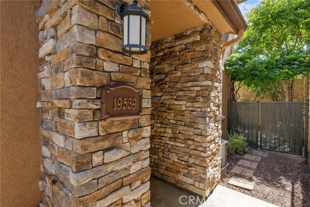 19539 Laroda, Saugus CA: https://media.crmls.org/medias/113c636d-c8b5-4fd1-ab36-6ee66312b386.jpg