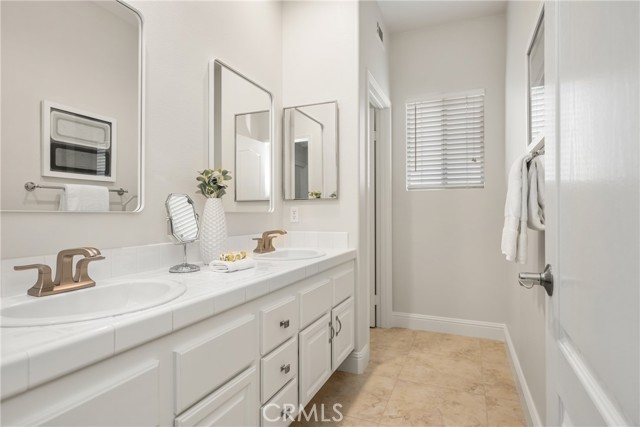 14 Celonova Place, Lake Forest CA: https://media.crmls.org/medias/113ca512-c934-4be3-8b53-b0dc4c07e341.jpg