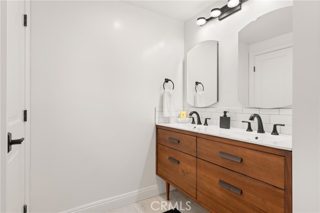 Detail Gallery Image 18 of 31 For 8844 Villanova Ave, Los Angeles,  CA 90045 - 5 Beds | 4 Baths