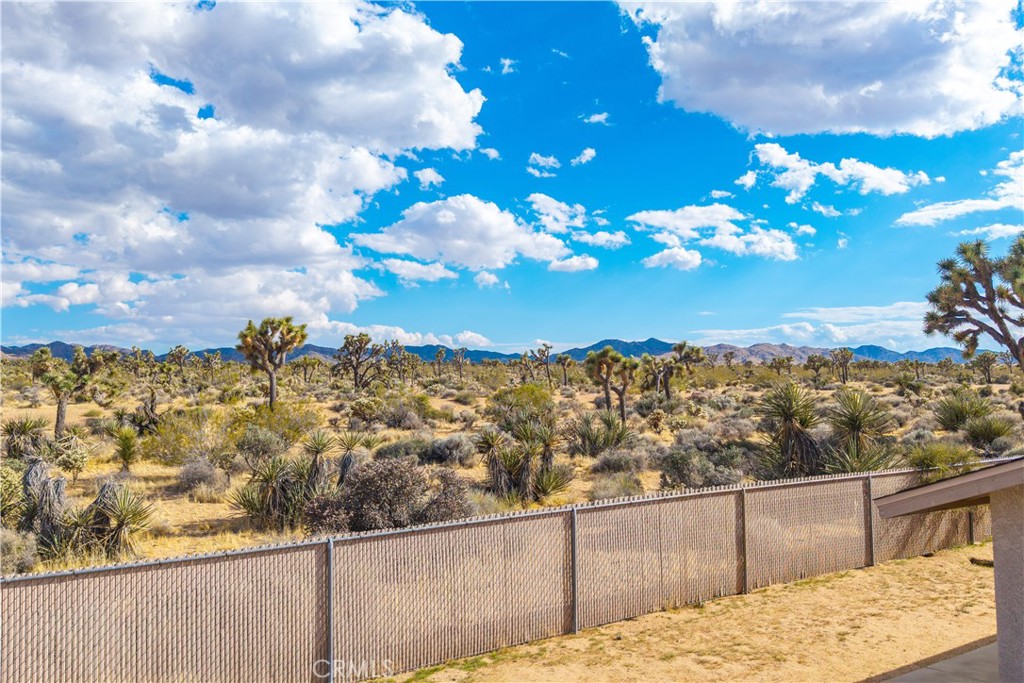https://media.crmls.org/medias/1140a9f9-83d6-41f0-97eb-6bcea9233935.jpg?preset=X-Large
