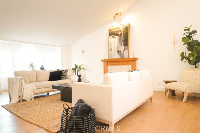 23242 Burbank Boulevard, Woodland Hills CA: https://media.crmls.org/medias/11416552-1932-448b-bae9-471ab0b5b96b.jpg
