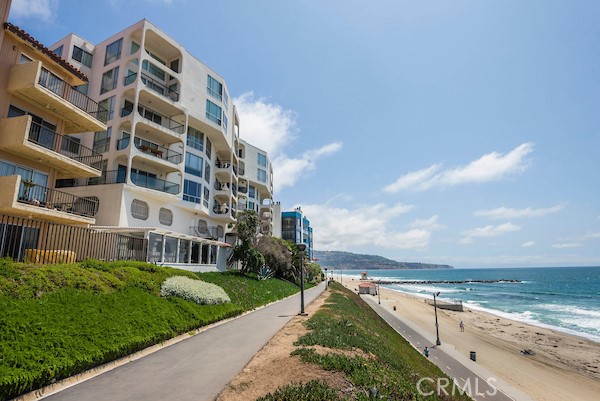 565 Esplanade, Redondo Beach, California 90277, 1 Bedroom Bedrooms, ,Residential,Sold,Esplanade,SB21248131