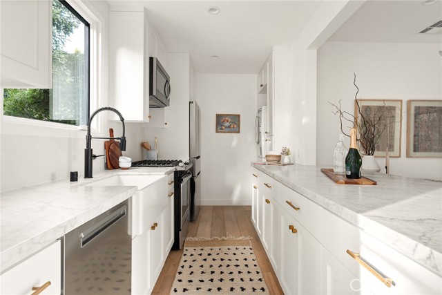 Detail Gallery Image 9 of 40 For 4935 Agnes Ave, Valley Village,  CA 91607 - 5 Beds | 3 Baths