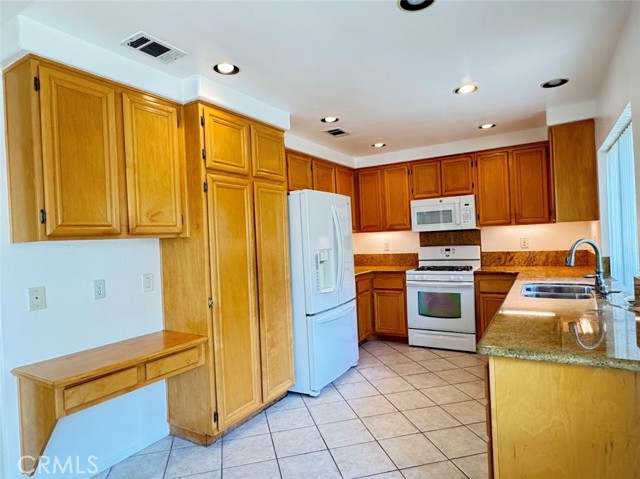 Detail Gallery Image 6 of 26 For 28621 Bridge Water, Menifee,  CA 92584 - 3 Beds | 2/1 Baths