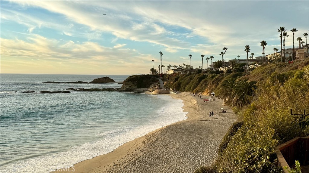 https://media.crmls.org/medias/114c4d52-e6bb-44f5-9b8d-37d8a83e9b77.jpg?preset=X-Large