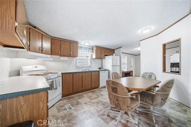 Detail Gallery Image 13 of 66 For 110 Marina Dr, Needles,  CA 92363 - 3 Beds | 2 Baths