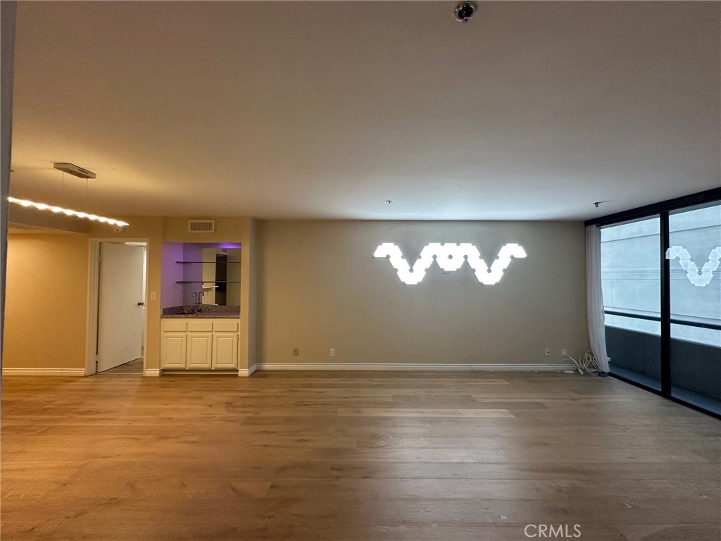 https://media.crmls.org/medias/1151a8ae-4bb4-4a3b-8d59-25140673942b.jpg?preset=X-Large