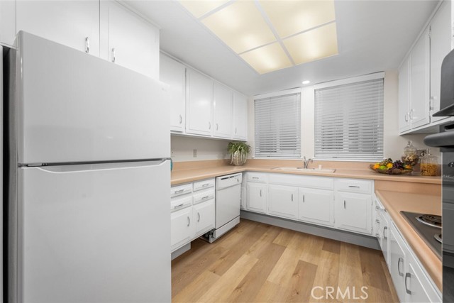 1930 St John Road, Seal Beach CA: https://media.crmls.org/medias/1152716e-d2fa-4a35-a800-79d2f4b43133.jpg
