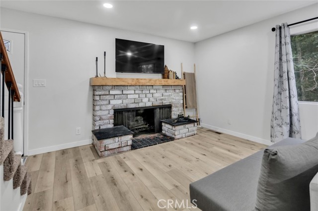 Detail Gallery Image 3 of 33 For 377 Hillside, Lake Arrowhead,  CA 92352 - 3 Beds | 2 Baths