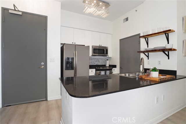 488 E Ocean Boulevard, Long Beach CA: https://media.crmls.org/medias/11585c12-8e8a-4fc9-b271-b00750e13a12.jpg