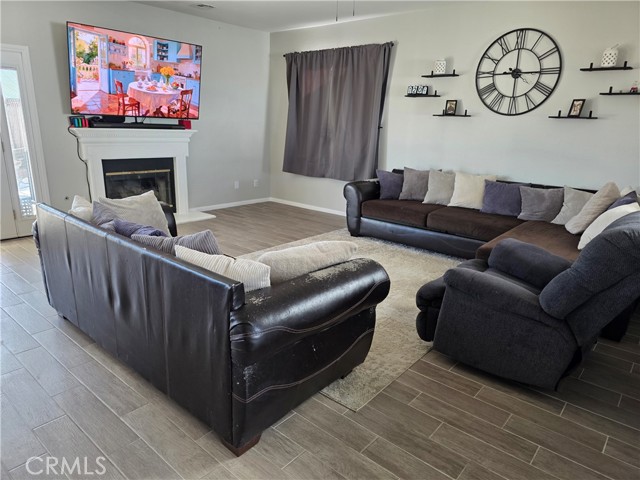 Detail Gallery Image 5 of 33 For 3330 Garnet, Rosamond,  CA 93560 - 5 Beds | 3 Baths