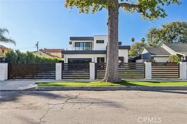 Detail Gallery Image 4 of 61 For 2227 N Lamer St, Burbank,  CA 91504 - 4 Beds | 4/1 Baths