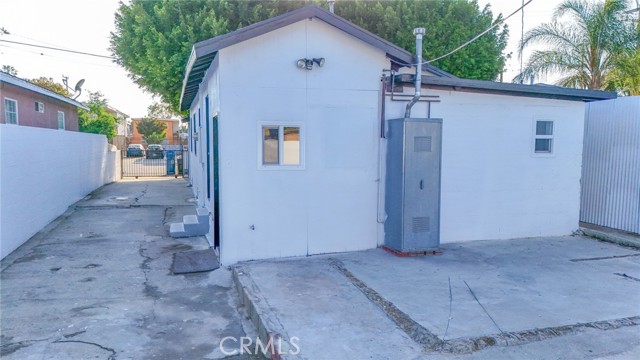9218 Hooper Avenue, Los Angeles CA: https://media.crmls.org/medias/115efa00-9604-4532-a7f2-01ab001689c7.jpg