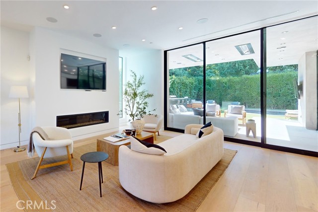 Detail Gallery Image 8 of 56 For 1845 Coldwater Canyon Dr, Beverly Hills,  CA 90210 - 4 Beds | 3 Baths
