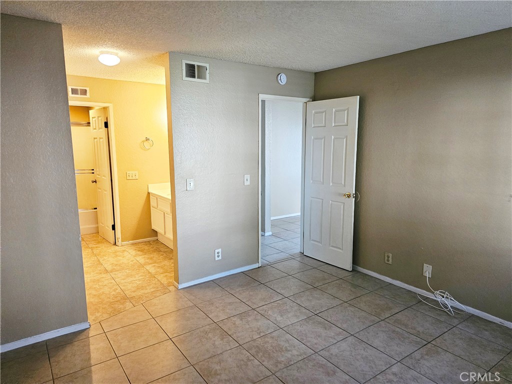 https://media.crmls.org/medias/1161f327-6ebf-425d-b3ce-4bf3a37b8725.jpg?preset=X-Large