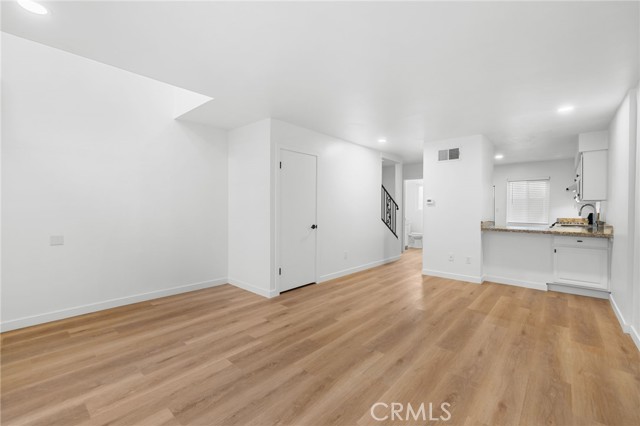 Detail Gallery Image 8 of 26 For 621 E Cedar a,  Burbank,  CA 91501 - 2 Beds | 1/1 Baths