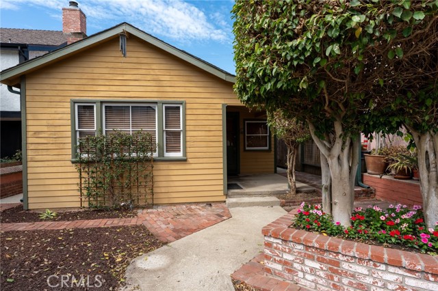 Detail Gallery Image 1 of 36 For 425 30th St, Manhattan Beach,  CA 90266 - 2 Beds | 1 Baths