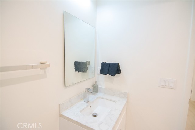 Detail Gallery Image 9 of 53 For 1187 Crenshaw Bld #102,  Los Angeles,  CA 90019 - 2 Beds | 3 Baths