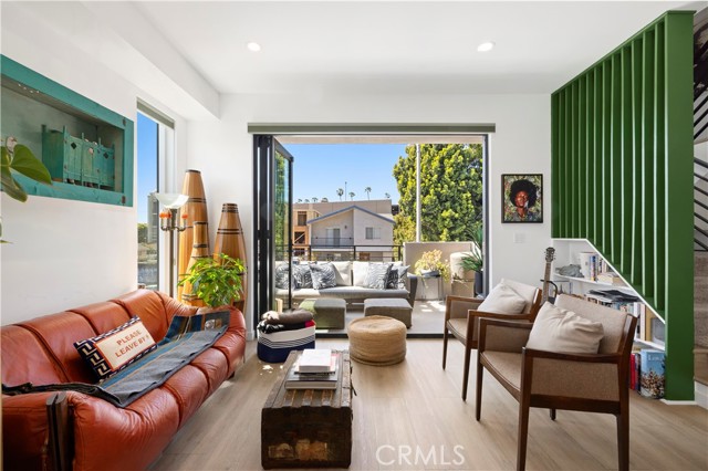 922 N Ridgewood Pl, Los Angeles CA: https://media.crmls.org/medias/11661013-e961-4c7a-9e8d-258d38714e04.jpg