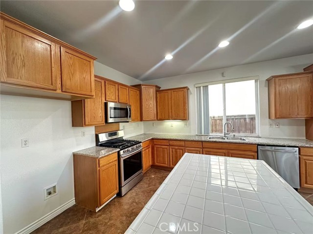 7144 Silverwood Drive, Eastvale CA: https://media.crmls.org/medias/11676dba-d0b3-4eb5-a54c-72d6f12cfac8.jpg