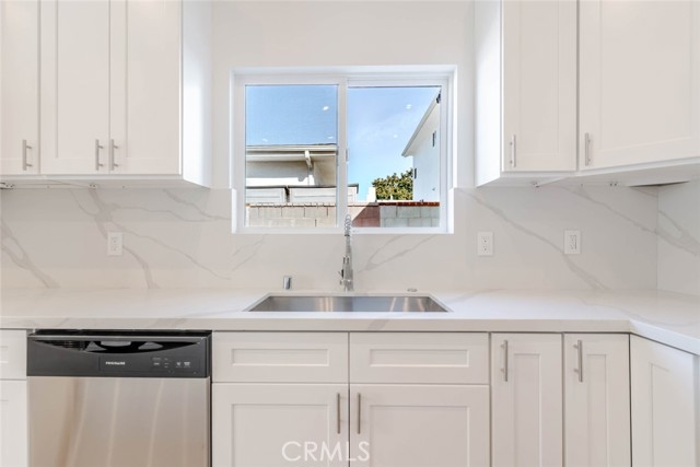 Detail Gallery Image 8 of 17 For 6852 1/2 Ranchito Ave, Van Nuys,  CA 91405 - 2 Beds | 2 Baths