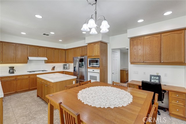 13576 Oxford Ct, Chino CA: https://media.crmls.org/medias/116b59eb-c24a-41c6-9935-77317d5b44be.jpg