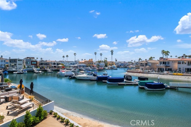 20 Balboa Coves, Newport Beach CA: https://media.crmls.org/medias/116cd767-89aa-41cb-9bd6-129238b62d3c.jpg