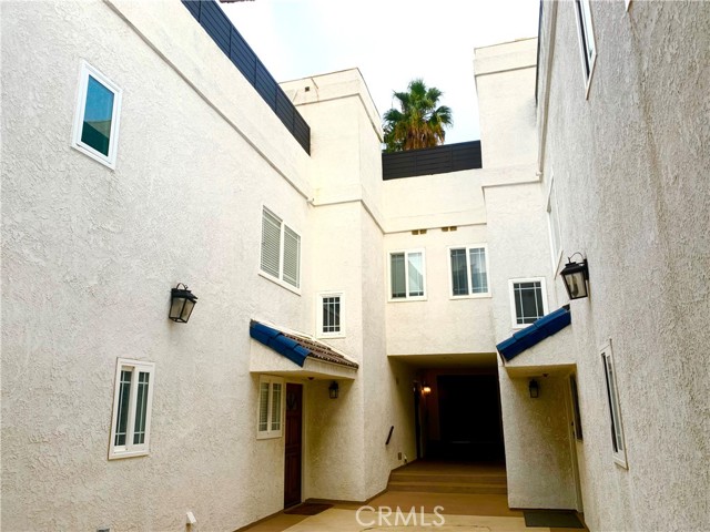 Detail Gallery Image 12 of 32 For 425 S Catalina Ave #4,  Redondo Beach,  CA 90277 - 3 Beds | 3 Baths