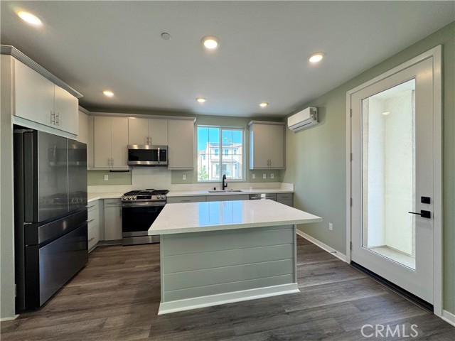 Detail Gallery Image 3 of 7 For 664 Lima Ln, Covina,  CA 91723 - 2 Beds | 2 Baths