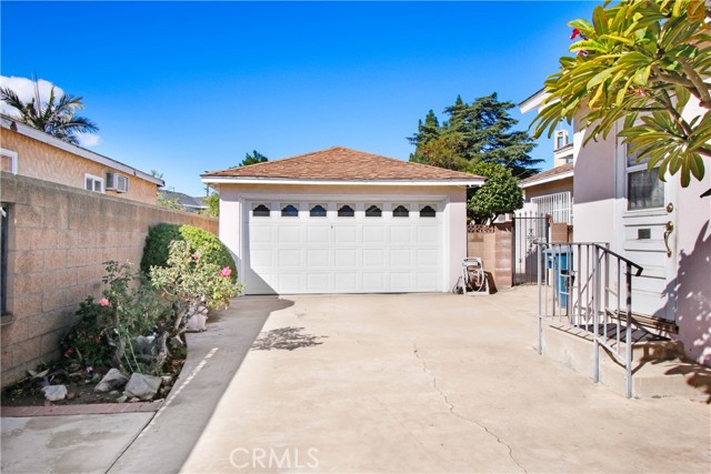 LONG SPACIOUS DRIVEWAY