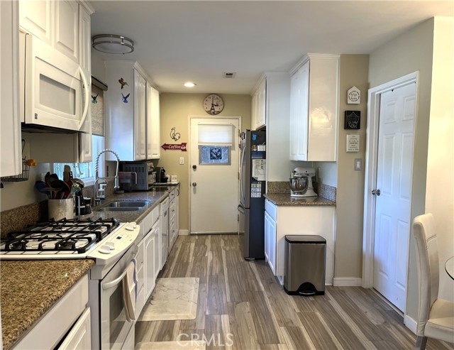 Detail Gallery Image 7 of 19 For 20800 Clark St, Woodland Hills,  CA 91367 - 4 Beds | 2 Baths