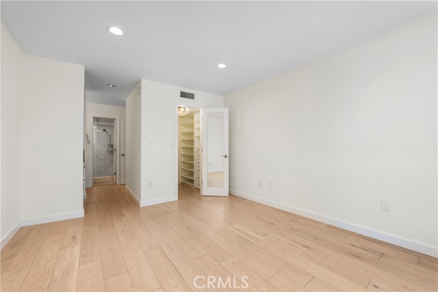 Image 21 of 33 For 5257 Radford Ave  101