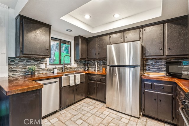 Detail Gallery Image 14 of 46 For 24166 Cresta, Crestline,  CA 92325 - 4 Beds | 3 Baths