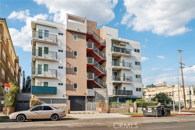 Detail Gallery Image 2 of 41 For 903 S New Hampshire Ave #303,  Los Angeles,  CA 90006 - 3 Beds | 2 Baths