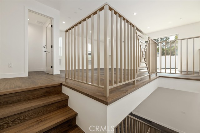 Spacious, light filled loft with adjoining balcony