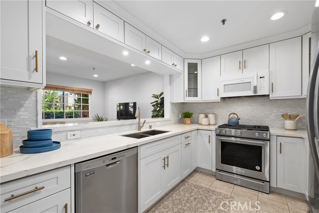 409 Utica Avenue, Huntington Beach CA: https://media.crmls.org/medias/117fee90-69a3-45e8-98b4-67f97109b784.jpg