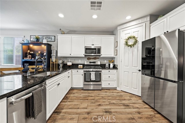 7800 Botany Street, Chino CA: https://media.crmls.org/medias/1180bf82-c038-4f08-8775-ae81af520ec4.jpg