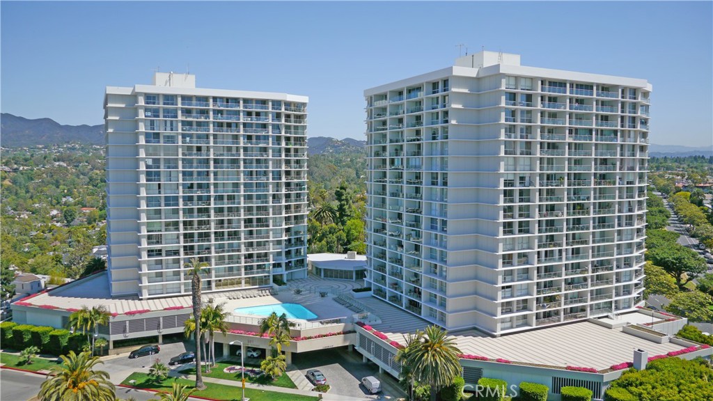201 Ocean Avenue 910B Santa Monica, California California coastal living at its finest. Completely reimagined 2 bed/2 bath 180 degree panoramic views of the Santa Monica Mountain and City. Top of the line designer appliances. The walls and ceiling were done with fine venetian plaster, remote control Lutron lighting system, LED with surround sound, RGB mood lighting and electronic window shades.
Ocean Towers is a high-end full-service building including 24-hr valet, security, doormen, pool, concierge service, spa, and ocean view gym. A stone's throw away from the beach, world-class restaurants, shopping, and more in a great location in Santa Monica.
Unique financing available for conventional loans 60% LTV for qualified buyers only. Please inquire with listing agent for more info.