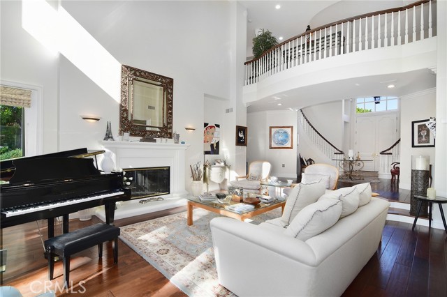 Detail Gallery Image 12 of 59 For 19134 Briarfield Way, Tarzana,  CA 91356 - 6 Beds | 7/1 Baths