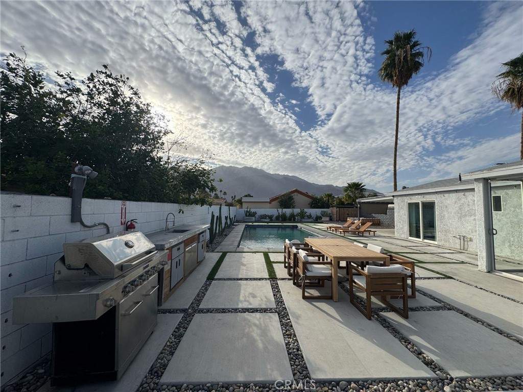 https://media.crmls.org/medias/11836546-f777-4d8d-9074-51e45db699e4.jpg?preset=X-Large